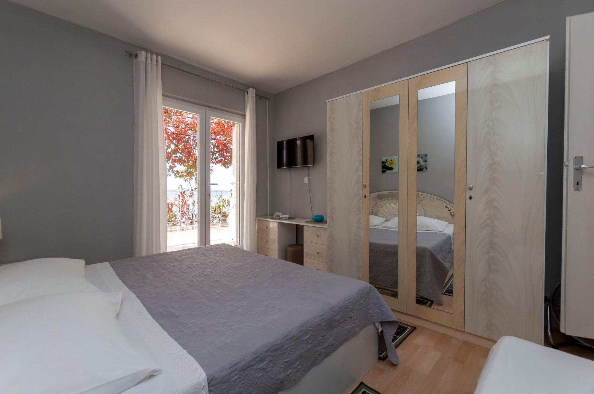 Apartment And Rooms Tatjana Omis Exterior photo